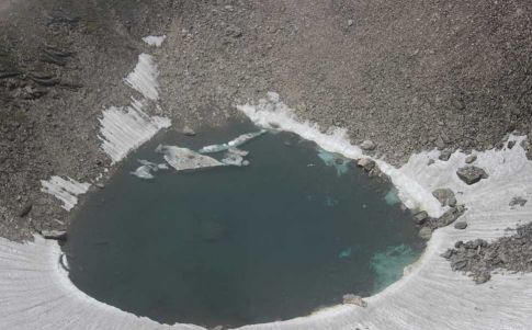 El misterio del “lago de los esqueletos” del Himalaya