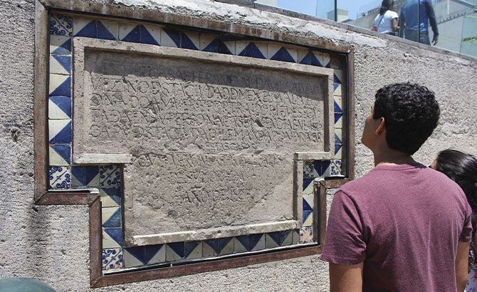 Esta placa condena el lugar a una eterna y muy curiosa maldición