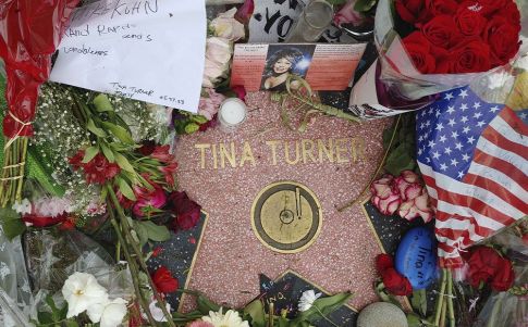 La estrella de Turner en el Paseo de la Fama de Hollywood cubierta de flores y tributos de sus fans el 28 de mayo de 2023