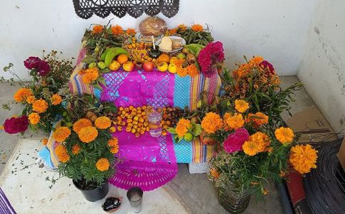 Un altar de muertos con las comiditas