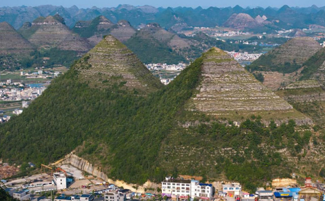 Colinas piramidales del condado de Anlong