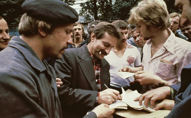 Lech Walesa firma autógrafos durante la huelga de agosto de 1980