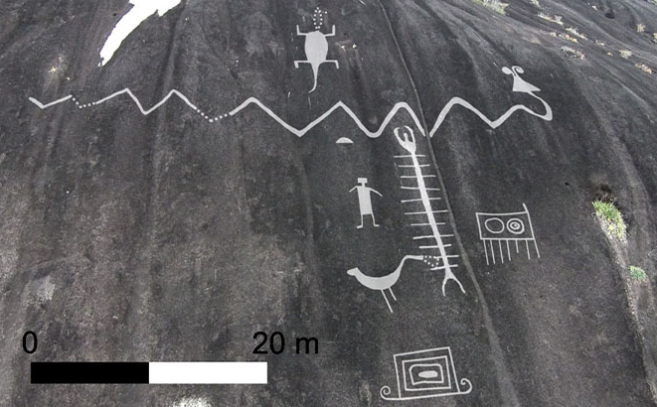 Los petroglifos han sido resaltados para su mejor identificación