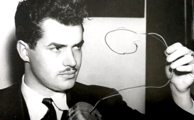 Jack Parsons durante uno de sus experimentos con explosivos