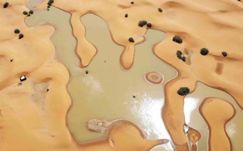 Emerge un lago en el desierto del Sahara