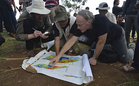 Danny Hilman (centro), geólogo del Centro de Geotecnología de Indonesia, Robert Schoch (izq) y Graham Hancock