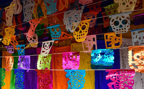 El papel picado va más allá de un simple adorno para la ofrenda dedicada a los fieles difuntos