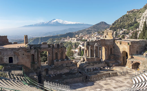 Impresionante vista del Etna desde el teatro de Taormina