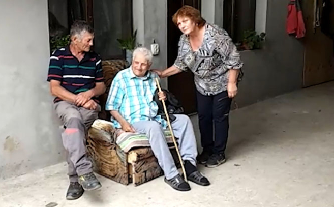 Vasile con su hijo y su nuera