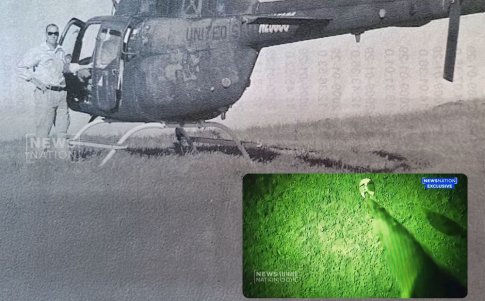 Barber junto a un helicoptero de la Fuerza Aérea