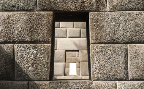 Tres ventanas en Inca Wall en las ruinas de Coricancha