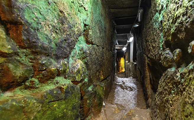 Túnel de Ezequías o Túnel de Siloé debajo de la antigua ciudad de David