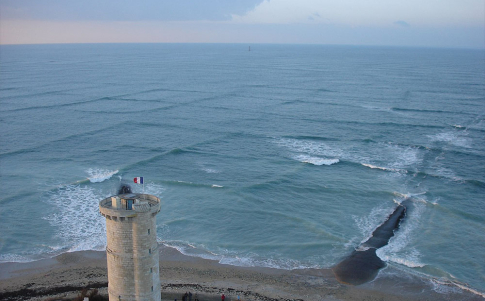 Mar cruzado u olas cuadradas en la isla de Ré, en Francia