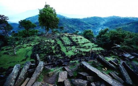 7. La desafiante pirámide de Gunung padang 