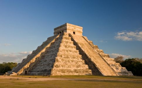 Pirámide maya de Kukulcán, en la antigua ciudad de Chichen Itzá