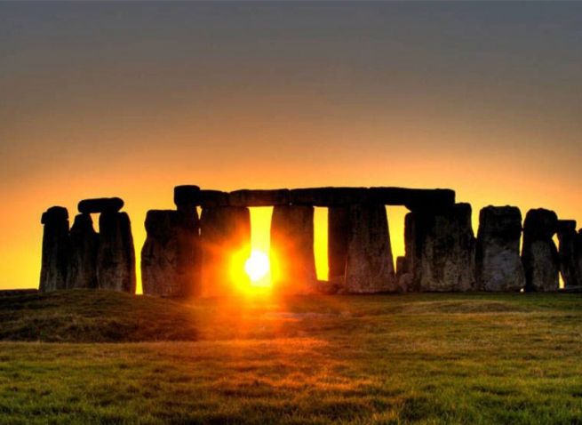 Un gigantesco círculo de monolitos de piedra rodeaba Stonehenge